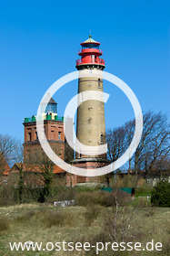 Der Alte Leuchtturm, auch "Schinkelturm" genannt, und der Neue Leuchtturm stehen am Kap Arkona dicht beieinander.
(mehr zu Leuchttürmen an der Ostsee auf www.ostsee.de/sehenswuerdigkeiten/leuchtturm-leuchtfeuer.php)