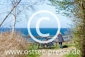 Radtour im Frühling mit Ausblick von der Steilküste auf die Ostsee