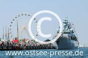 Riesenrad am Passagierkai mit der Fregatte "Mecklenburg-Vorpommern" zur Hanse Sail in Warnemünde
(mehr zu maritimen Highlights an der Ostsee auf www.ostsee.de/veranstaltungen)