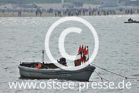 Ostsee Pressebild: Fischer auf der glitzernden Ostsee
