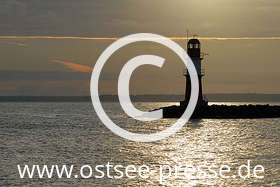 Die Ostmole der Warnemünder Hafeneinfahrt in der Morgensonne