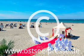 Heiraten mit Meerblick: Alles vorbereitet für die Hochzeitszeremonie am Strand
(mehr zu romantischen Hochzeitslocations an der Ostsee)