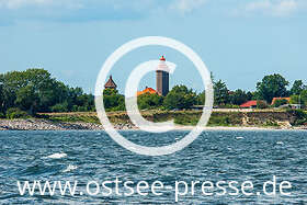 Blick von der Seeseite auf den knapp 30 Meter hohen, achteckigen Ziegelturm auf einer Gelände­höhe („Höved“)  in der Nähe des Ostseebads Dahme.