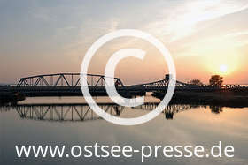Ostsee Pressebild: Brücke im Sonnenuntergang