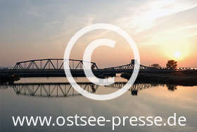 Sonnenuntergang über der Meiningenbrücke kurz vor Zingst im Nationalpark Vorpommersche Boddenlandschaft an der Ostsee