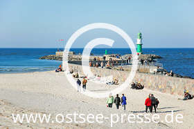 Ostsee Pressebild: Im Schutz der Mole die Frühlingssonne genießen