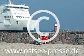 Im Schutz der Mole an der Hafeneinfahrt kann man herrlich die Sonne und den Blick auf den Strand und die Ostsee genießen.