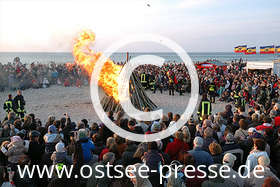 Das Osterfeuer am Strand ist entzündet.
(mehr zu Ostern an der Ostsee auf www.ostsee.de/veranstaltungen/ostern.php)