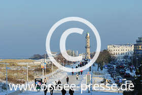 Winter-Spaziergang auf der Promenade zum Leuchtturm mit Blick auf die Ostsee
