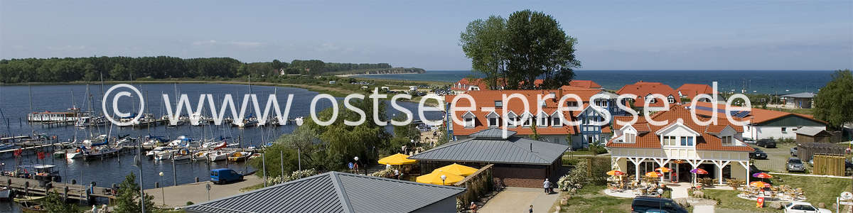 Ortszentrum und Hafen von Rerik - links das Salzhaff und rechts die Ostsee, Blick auf die schmale Verbindung zur Halbinsel Wustrow