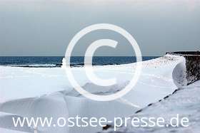 Ostsee Pressebild: Schneewehe am Strand