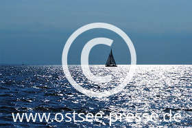 Ostsee Pressebild: Einsamer Segler auf glitzernder Ostsee