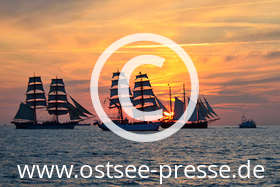 Romantische Abendausfahrt der Großsegler  
(mehr zu maritimen Highlights an der Ostsee auf www.ostsee.de/veranstaltungen)