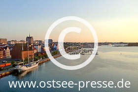 Ostsee Pressebild: Stadthafen im Sonnenuntergang