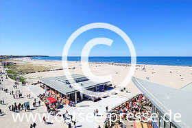 Blick vom Leuchtturm über den kilometerlangen weißen Sandstrand