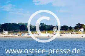 Priwall vis-à-vis Travemünde: Bewachter Badestrand mit Strandkorbverleih, Beachvolleyballfeld und mehr