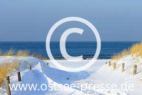 Ein Sonnentag am weißen Strand lockt zu einem ausgiebigen Strandspaziergang an die Ostsee
