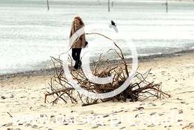 Strandgut mit Spaziergängerin