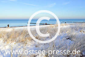Strandspaziergang an der Ostsee im Winter