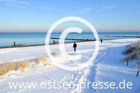 Strandspaziergang an der Ostsee im Winter