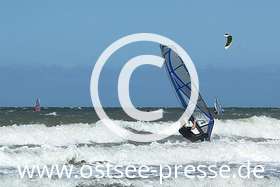 Wind- und Kitesurfer bei gutem Wind auf der Ostsee
